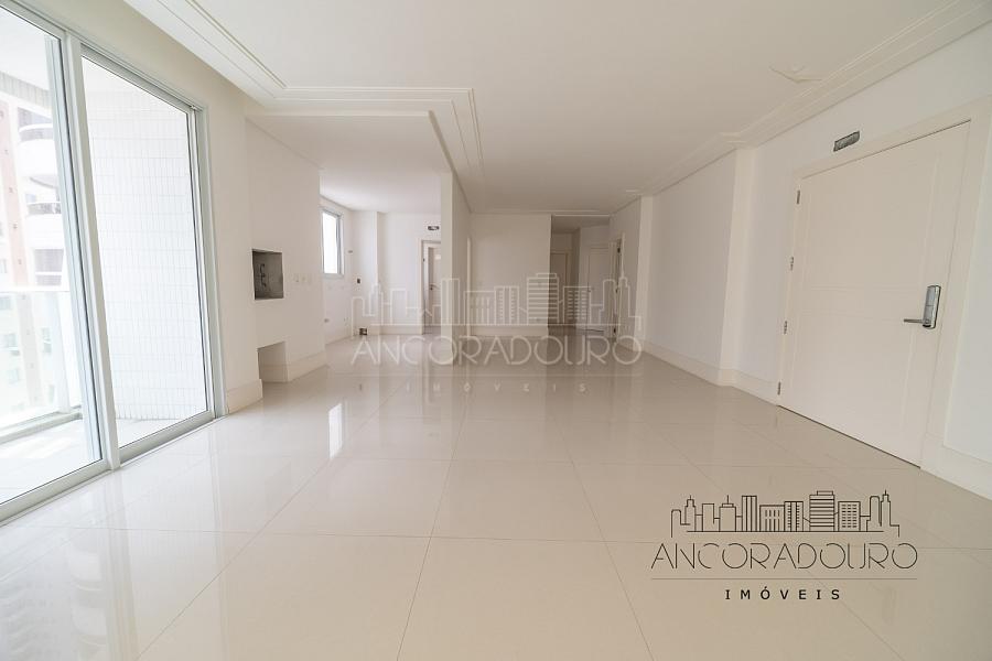 3 Suítes, 3 vagas garagem, quadra do mar, centro de Balneário Camboriú. — foto 4