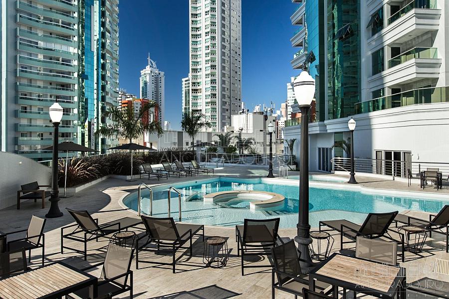 4 suítes, mobiliado, 3 vagas garagem, Avenida Brasil em Balneário Camboriú. — foto 8