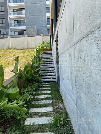 4 Suítes (sendo 1 master), 4 vagas garagem, Área externa com piscina privativa. — foto 24