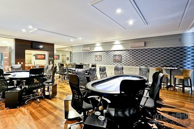 4 Suítes (sendo 1 master), 4 vagas garagem, Área externa com piscina privativa. — foto 45