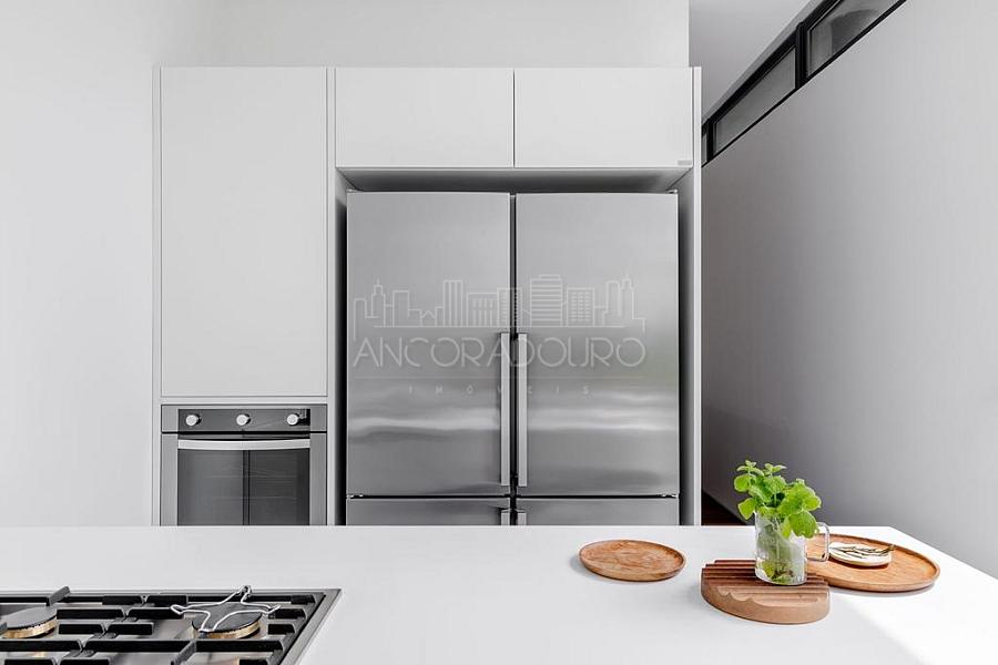 4 Suítes (sendo 1 master), 4 vagas garagem, Área externa com piscina privativa. — foto 4