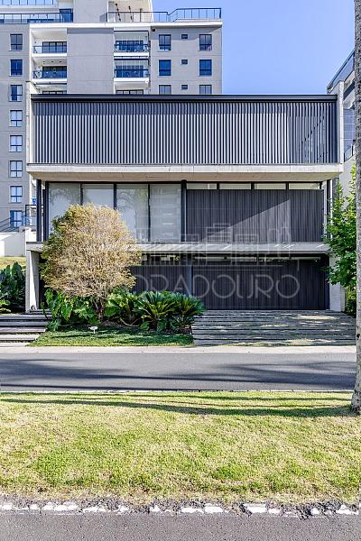 4 Suítes (sendo 1 master), 4 vagas garagem, Área externa com piscina privativa. — foto 26