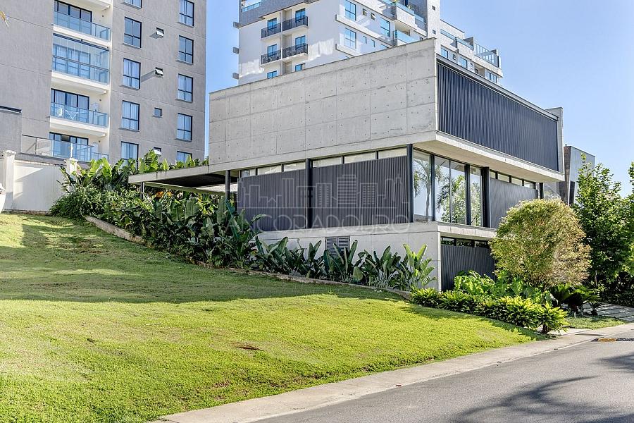 4 Suítes (sendo 1 master), 4 vagas garagem, Área externa com piscina privativa. — foto 27