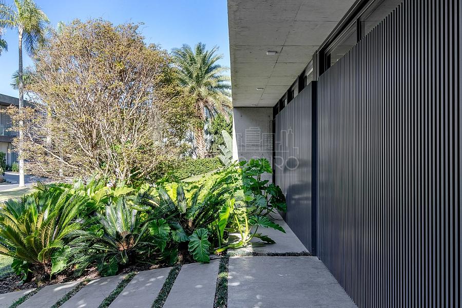 4 Suítes (sendo 1 master), 4 vagas garagem, Área externa com piscina privativa. — foto 29