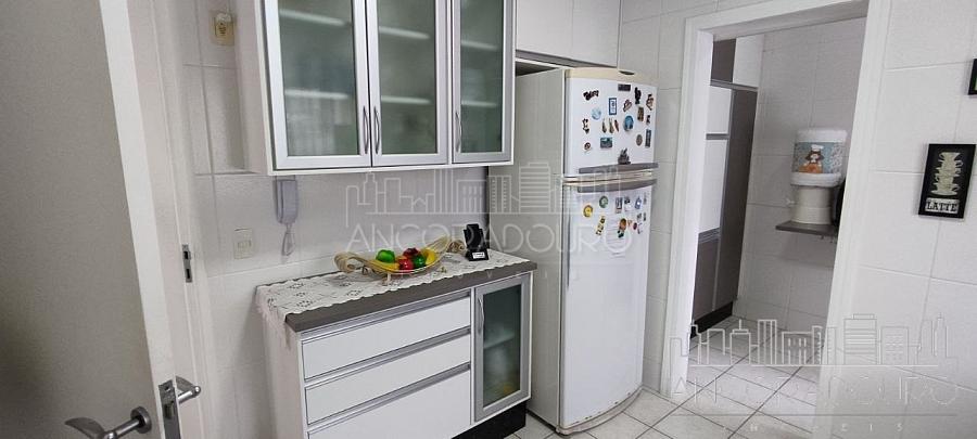 Apartamento 3 dormitórios (1 suíte), Vaga privativa, Sacada com churrasqueira, Centro de Balneário Camboriú. — foto 6