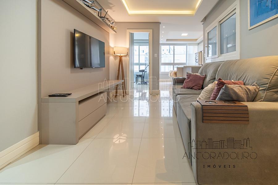 Apartamento na Avenida Brasil: 2 Dormitórios (1 suíte), Mobiliado, Centro de Balneário Camboriú. — foto 2