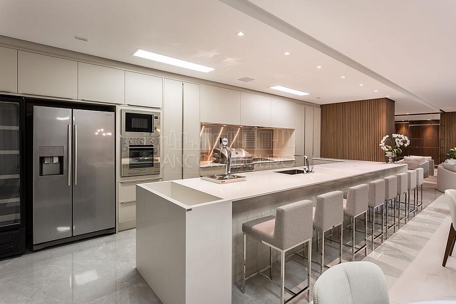 3 suítes, 2 vagas garagem, Mobiliado, Centro de Balneário Camboriú. — foto 25