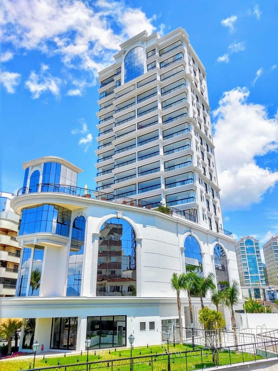 Apartamento à venda com 4 quartos, 200m² - Foto 2