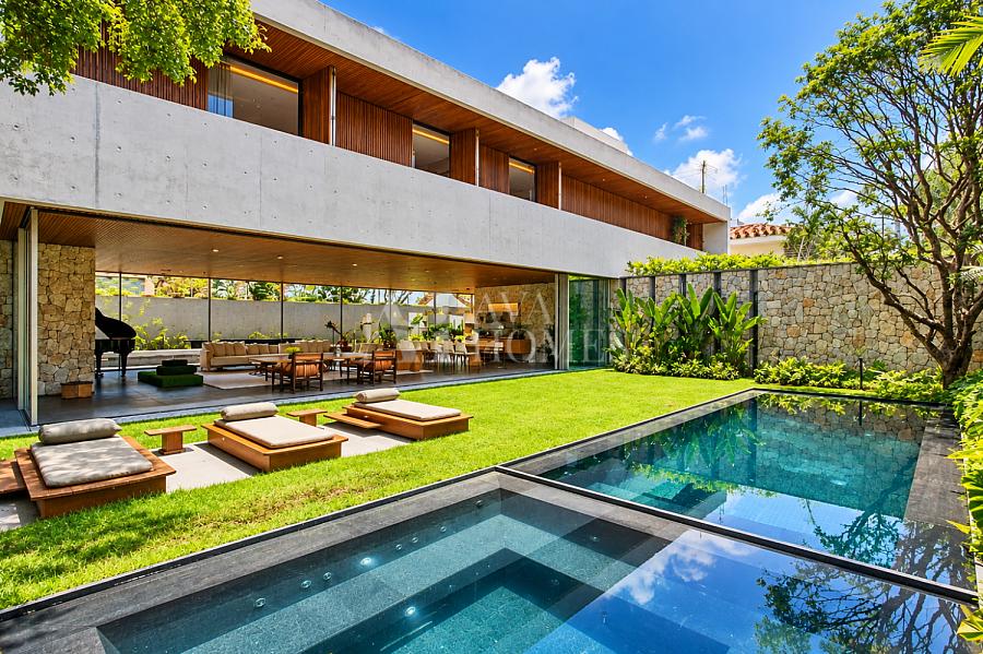 Em Rua Fechada | Arquitetura autoral, natureza e exclusividade | 970 m� | 4 Su�tes | 6 vagas para venda em Alto de Pinheiros - SP 1