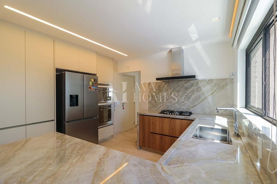 Reformado | Um cl�ssico Lindenberg| 244 m� | 3 Su�tes | 3 vagas no Jardim Paulista - SP 24