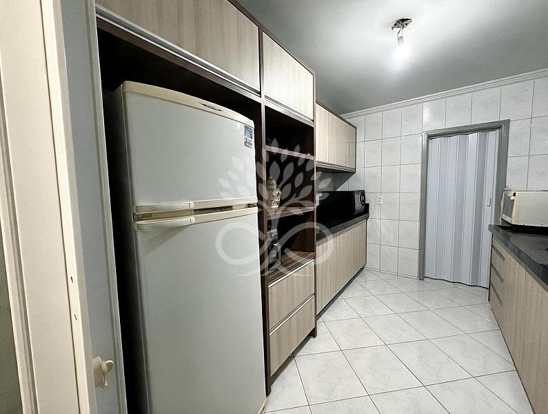 Apartamento semimobiliado no Coqueiral 5
