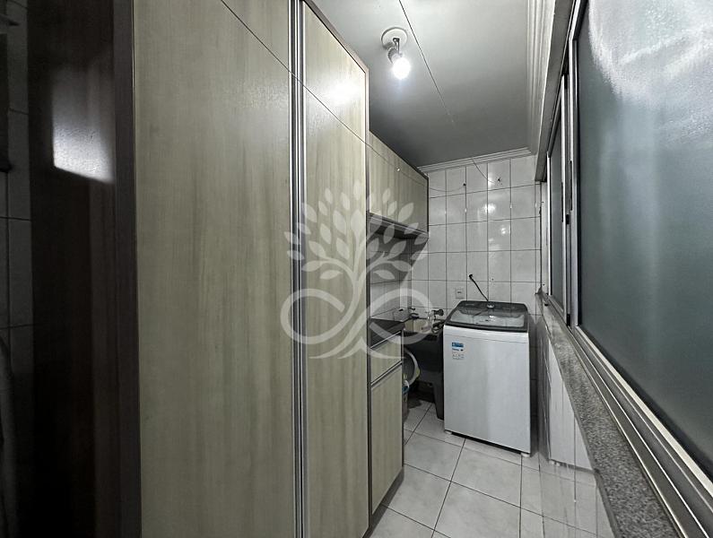 Apartamento semimobiliado no Coqueiral 12