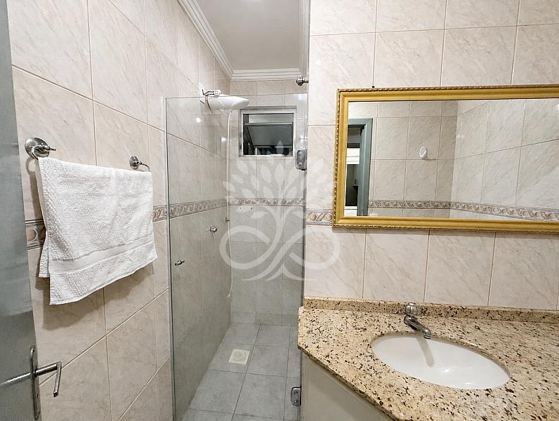 Apartamento semimobiliado no Coqueiral 10