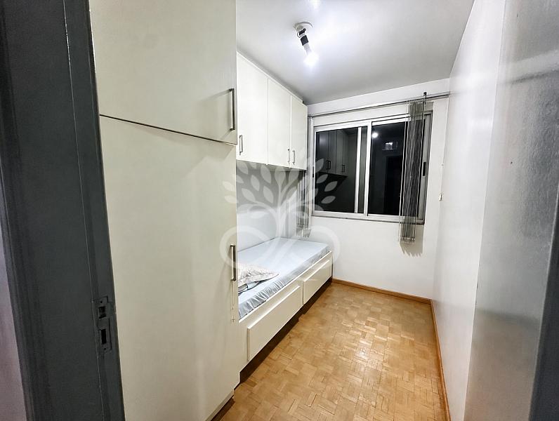 Apartamento semimobiliado no Coqueiral 9