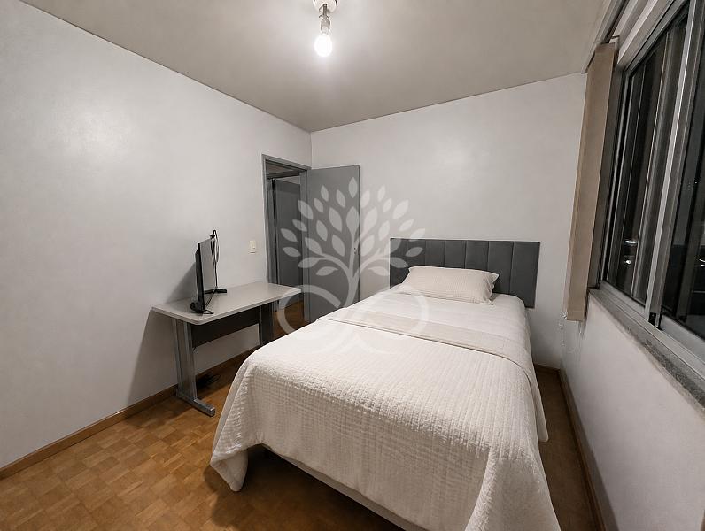 Apartamento semimobiliado no Coqueiral 7
