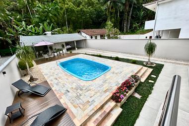 Casa com salas comerciais no São Marcos