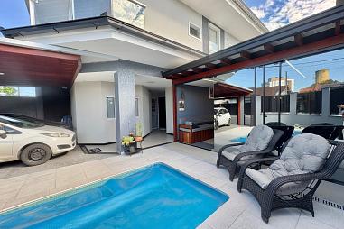 Sobrado com piscina no Costa e Silva