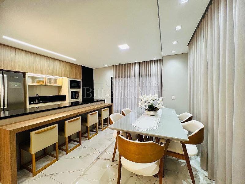 Sobrado com 4 quartos sendo uma suite, no Iriri� 1