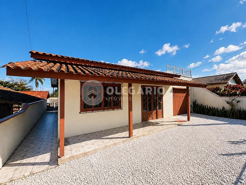 Casa com 01 su�te + 02 dormit�rios 1