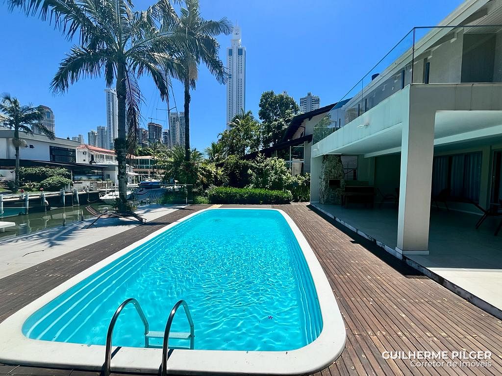 Casa com píer e vaga náutica mobiliada no Condomínio Marina Camboriú em Balneário Camboriú