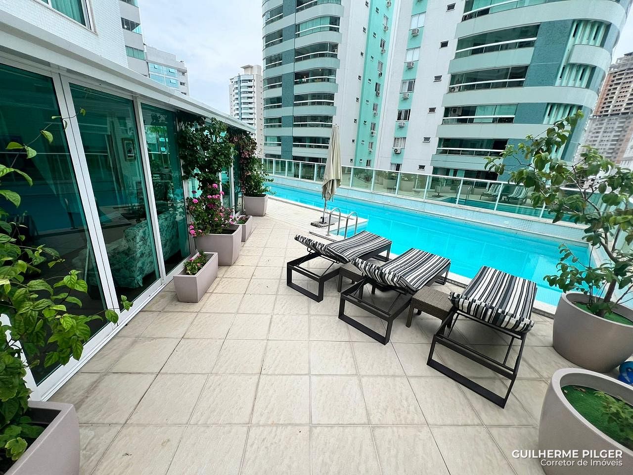 Apartamento diferenciado no Ed. Four Seasons em Balneário Camboriú