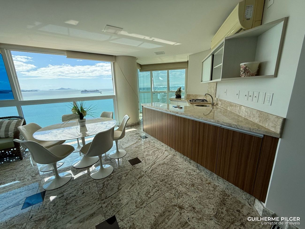 Apartamento frente mar no Ed. Costão da Barra em Balneário Camboriú