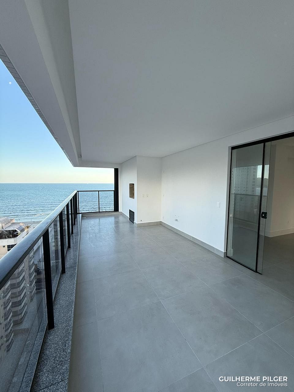 Apartamento no Ed. Diamond Tower em Meia Praia/SC