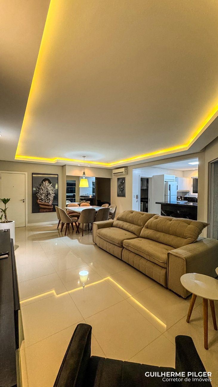 Apartamento no Ed. Ilha da Vitória em Meia Praia