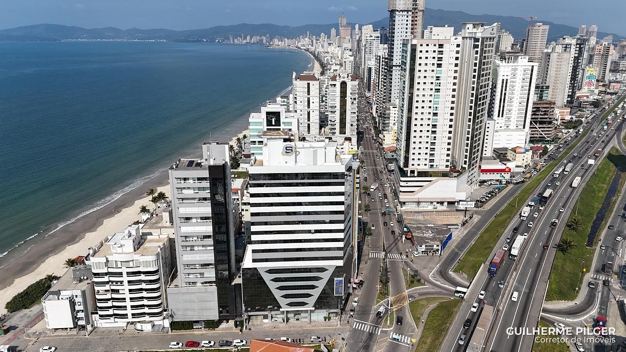 Sala Comercial no Ed. Platinum Excutive em Meia Praia - Itapema