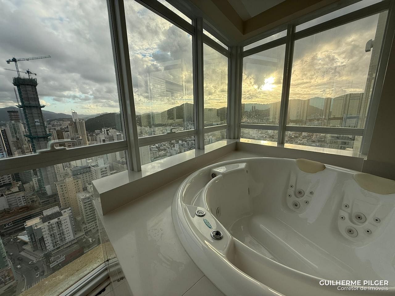 Apartamento no Ed. Alameda Jardins em Balneário Camboriú