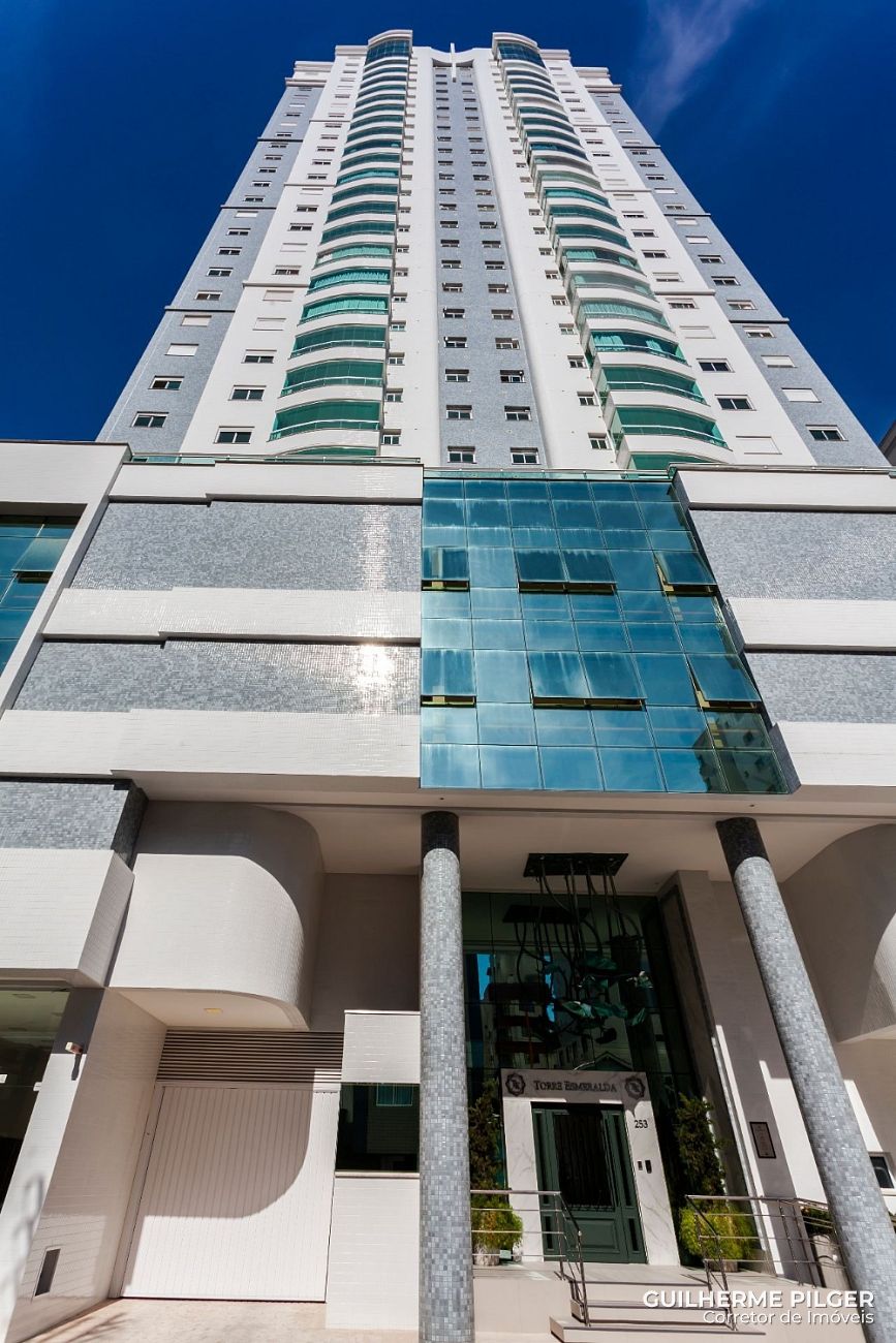 Apartamento no Ed. Torre Esmeralda no centro de Balneário Camboriú