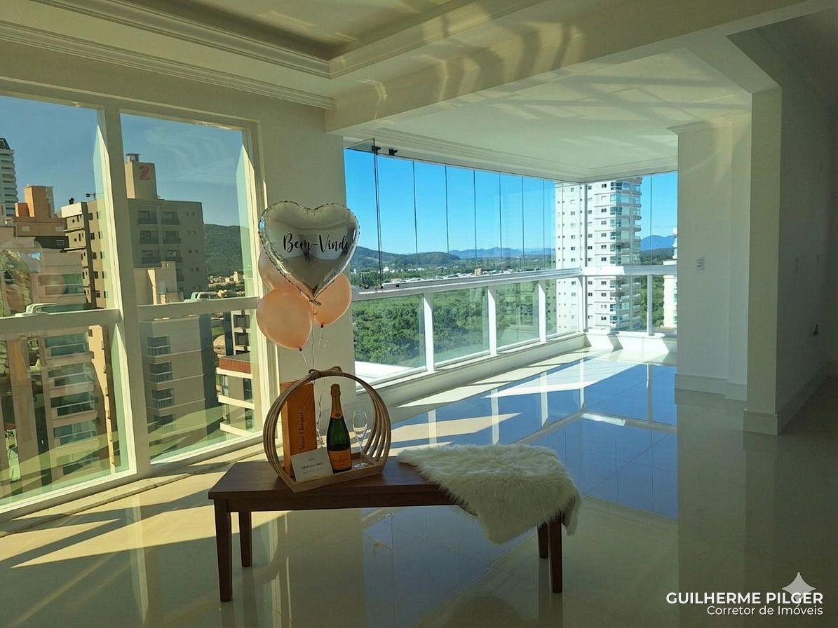 Apartamento no Ed. Rosas de Provence em Meia Praia - Itapema