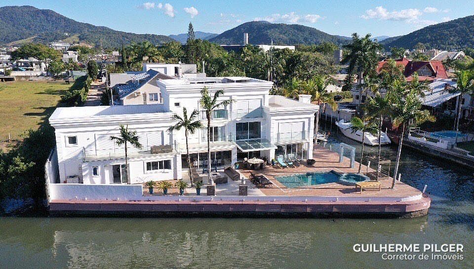 Mansão com píer para barcos no Condomínio Marina em Camboriú