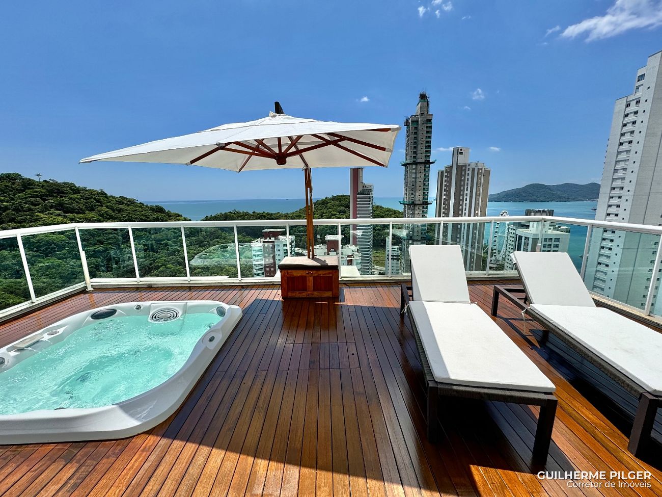 Cobertura triplex perto do mar no Ed. Ocean Tower em Balneário Camboriú