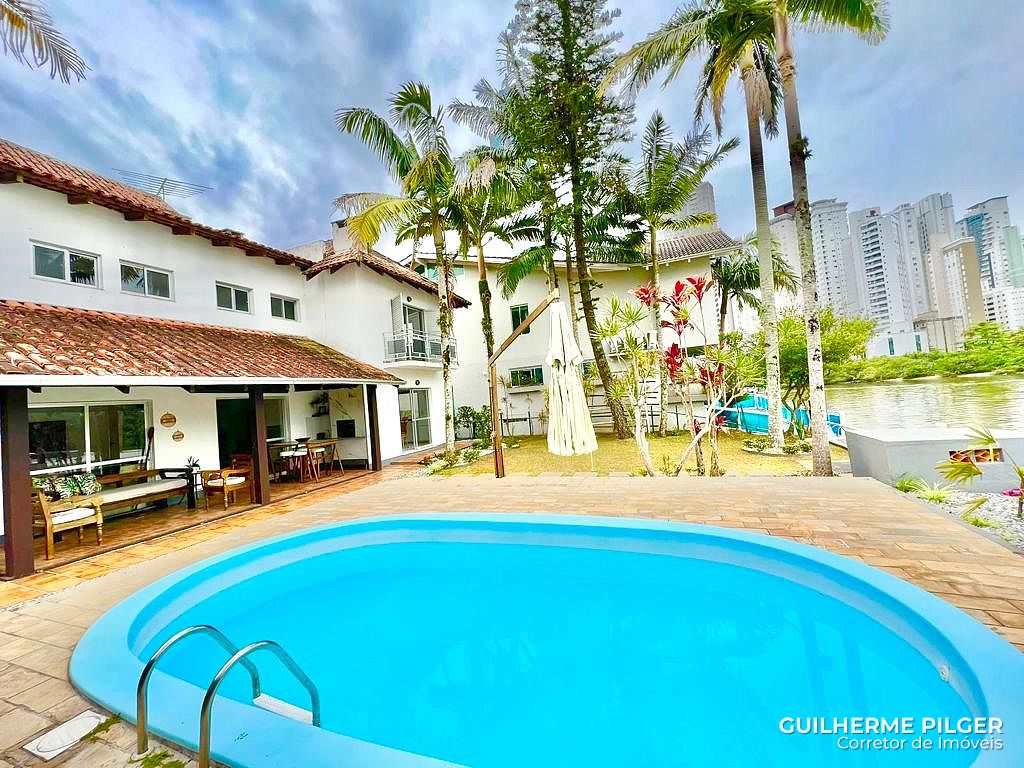 Casa com píer e vaga náutica no Condomínio Marina Camboriú em Balneário Camboriú