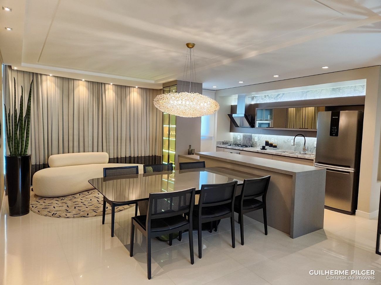 Apartamento no Ed. Torre Esmeralda no centro de Balneário Camboriú