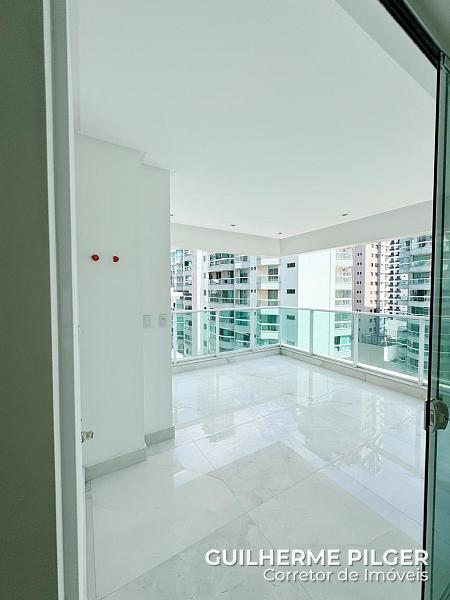 Apartamento no Ed. Porto Vila Residence na Meia Praia em Itapema 1