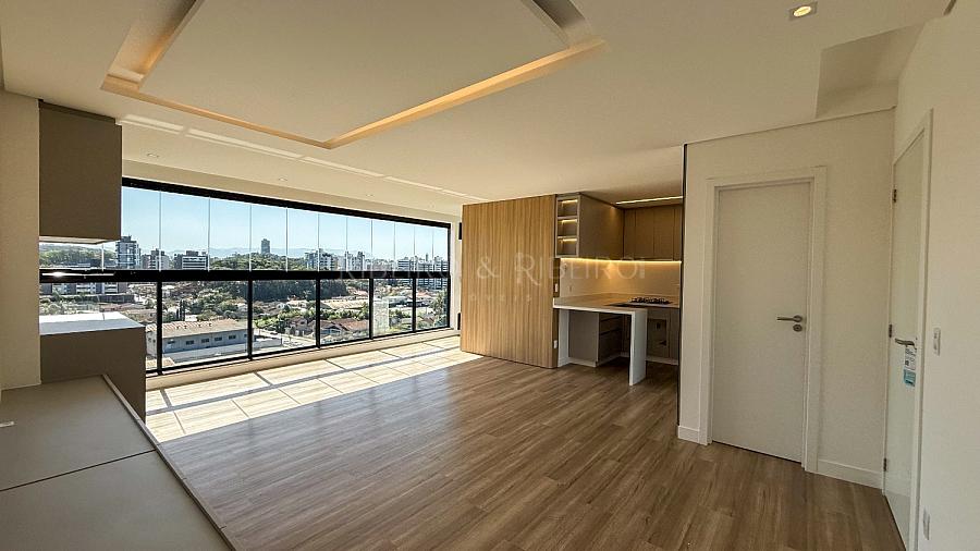 Apartamento com 1 su�te + 2 demisu�tes, semi mobiliado no bairro Anita Garibaldi 1