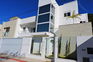 Casa Na Praia dos Amores / Estuda Proposta