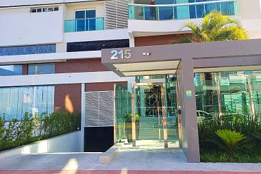 Apartamento na Praia Brava á poucos metros do Mar.