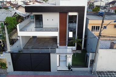 Casa alto padrão mobiliada no Bairro São Judas - Itajaí