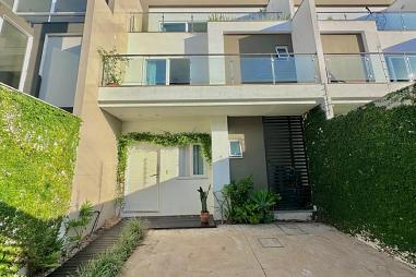 Sobrado Triplex na Praia dos Amores.