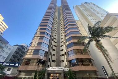 Apartamento na quadra do mar em Balneário Camboriú.