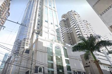 Apartamento finamente mobiliado com vista para o mar.