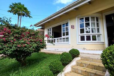 Linda casa no Bairro Ressacada.