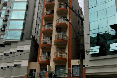 Apartamento á poucos metros do mar e do Shopping Atlântico.