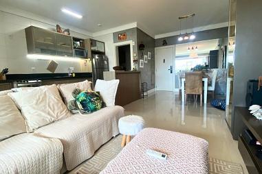 Apartamento na Praia Brava á poucos metros do mar.