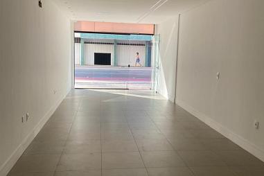 Sala comercial térrea na Avenida Brasil no Centro de Balneário Camboriú.