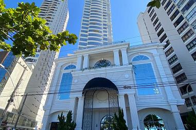 Apartamento de Altíssimo Padrão com Piscina Privativa de frente para o Mar