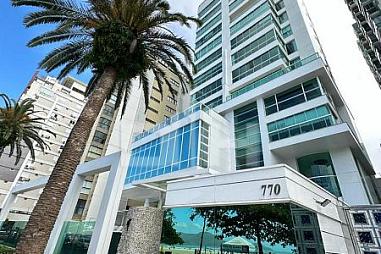 Apartamento de Altíssimo Padrão de frente para o Mar.